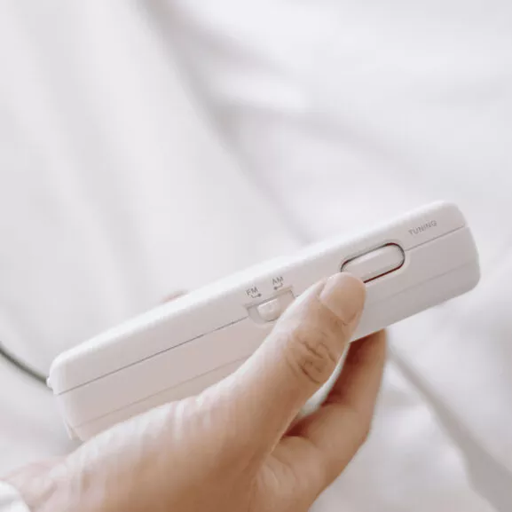 RADIO PORTATIL AM/FM ALTAVOZ SANGEAN - Image 4